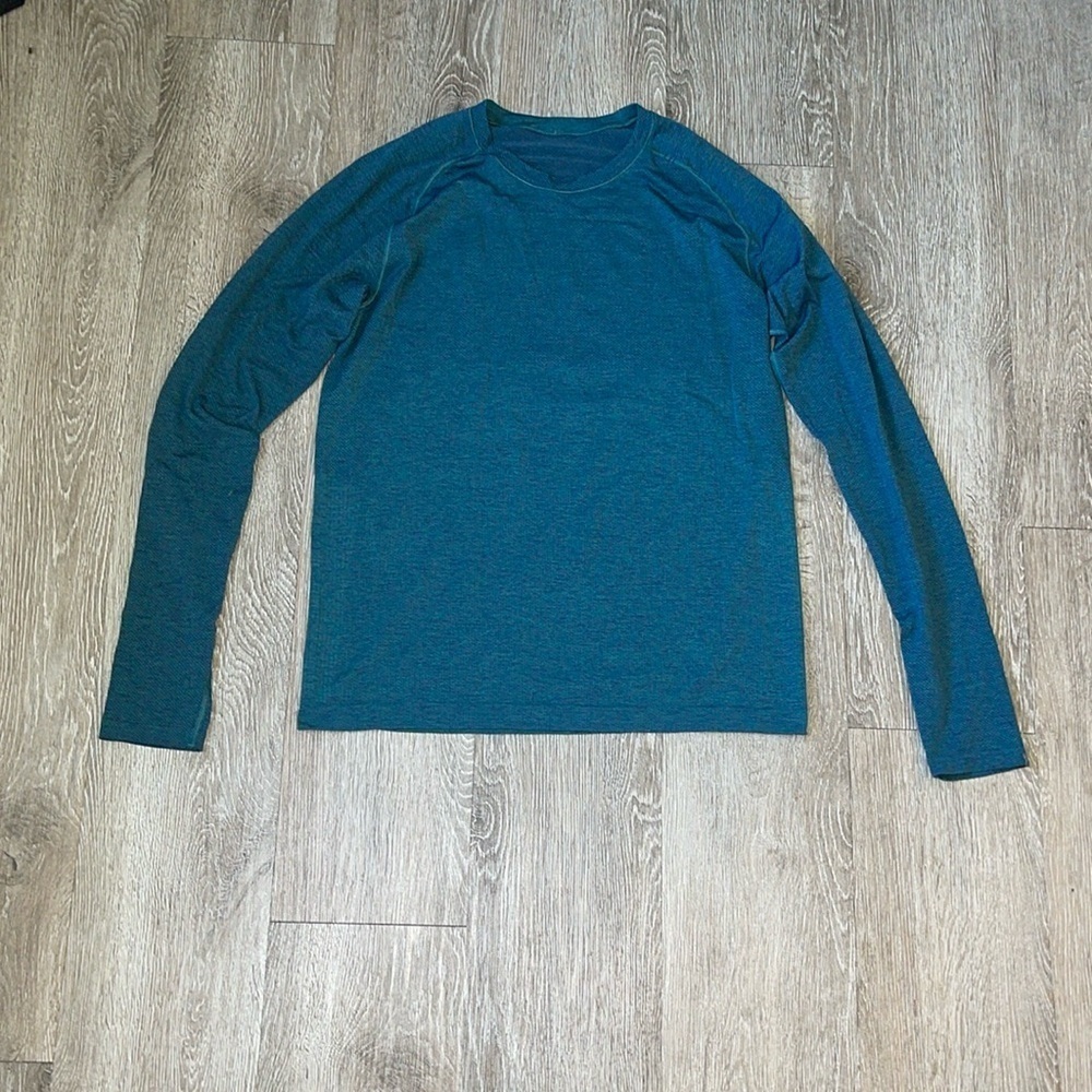 lululemon vent tech long sleeve Training Tshirt. Size medium teal
